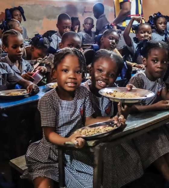 Djeca sjede u učionici i jedu svoj obrok