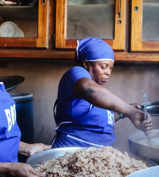 Myrlande kuha kašu Marijinih obroka