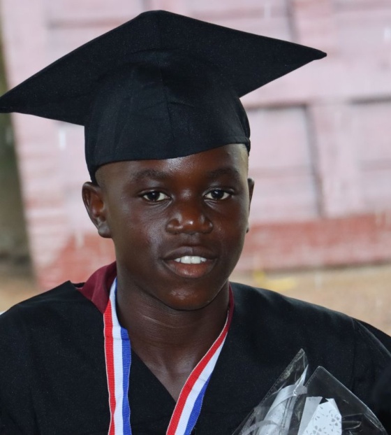 Dječak Ericson u halji i kapi sa završetka osnovne škole