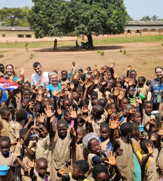 Zaposlenice i volonteri Marijinih obroka Hrvatska s djecom u Beninu