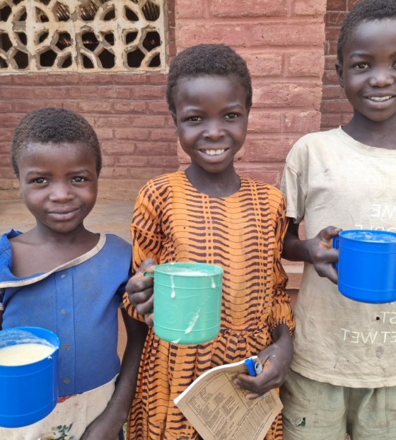 Lux,Mbilire i Dija sa šalicama kaše ispred škole  