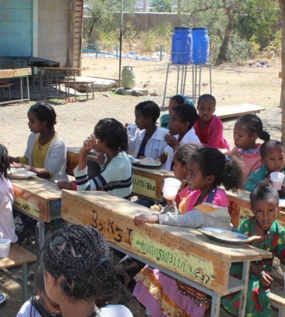 Redovnica razgovara s djecom i ljudima u centru za privremeno razmještene ljude u Tigrayu