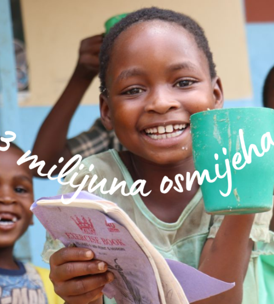 Djeca sa šalicam u rukama i natpis 3 milijuna osmjeha
