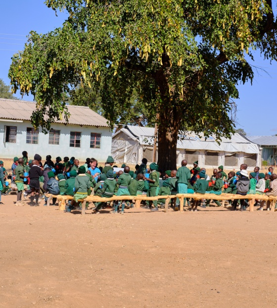 Djeca sjede u krugu ispod drveta osnovne škole Gonye, Zimbabve