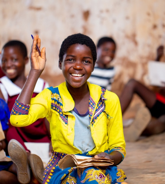 Djevojčica u razredu s prijateljima