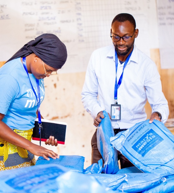 Volonteri nadziru pakiranja kaše