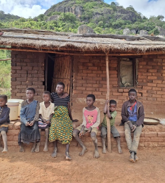 Estele i njezina djeca ispred njihove trošne kolibe