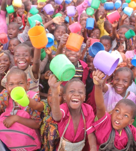 Djeca se smiju sa šalicama u rukama