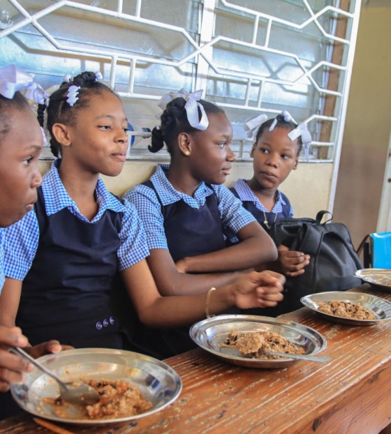 Djevojčice s hranom u razredu