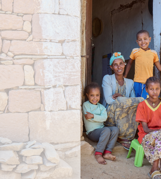 Majka i troje djece na pragu kuće