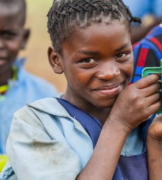 Djeca koja jedu Mary's Meals