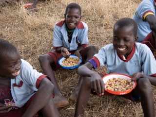 Djeca se smiju i jedu zajedno u Keniji.