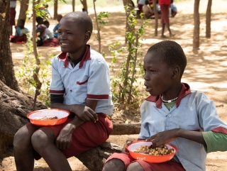 Djeca u Keniji jedu zajedno u školi.