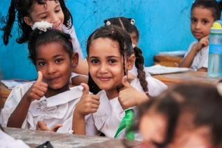 Dva prijatelja zajedno u razredu u Jemenu.