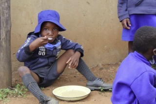 Dječak u Malaviju jede kašu.