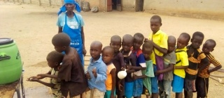Djeca se poredaju da operu ruke u Keniji.