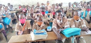 Učionica puna djece u Keniji.