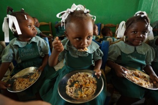 Djeca u Haitiju jedu zajedno u školi.
