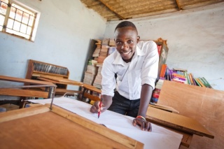Student bilježi tijekom nastave u školi u Zambiji.