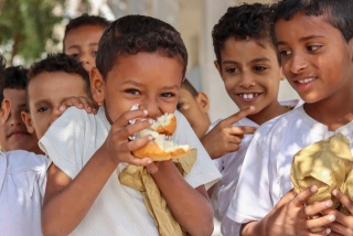 Djeca uživaju u hrani u školi u Jemenu.