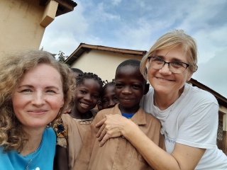 Ana Marija i Blaženka s djecom iz Benina