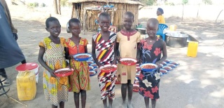 Petero djece drži svoje tanjure s hranom