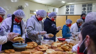 Volonteri u Siriji pripremaju hranu