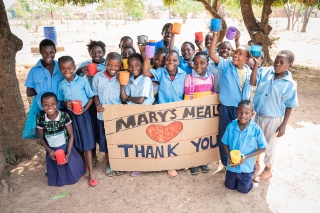 Djeca drže šalice u ruci i natpis na engleskom jeziku Marijini obroci hvala