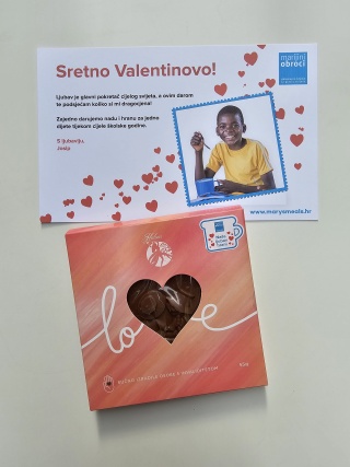 Čestitka za valentinovo i  čokolada na stolu