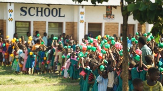Djeca pred školom drže šalice za obroke
