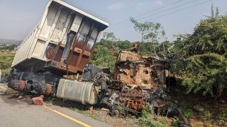 Slika velikog kamiona koji je uništen i ostavljen pokraj ceste.