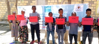 Djeca drže crvene papire na kojima piše "Hvala Marijini obroci" na engleskom jeziku