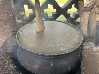 Likuni phala u velikom kotlu