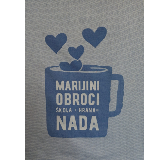 Kuhinjska krpa s vizualom šalice na kojem piše Marijini obroci i škola+hrana=nada