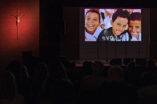 Gosti Večeri gledaju video 3 milijuna osmijeha