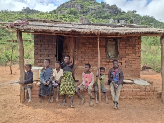 Estele i njezina djeca ispred njihove trošne kolibe