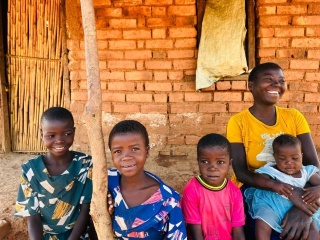 Obitelj Witinesi ispred svoje trošne kolibe