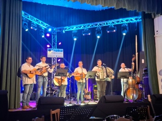 Tamburaši na koncertu u Delnicama