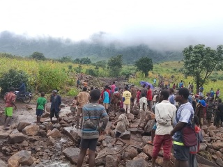 Ljudi promatraju posljedice poplava