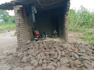 Čovjek sjedi u kući kojoj je poplava odnijela zidove