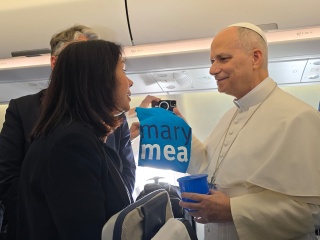 Papa Lav prima majicu i šalicu Marijinih obroka u avionu
