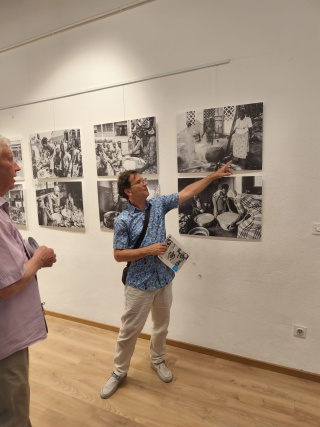 Saša pokazuje svoju sliku na otvorenju izložbe na Braču